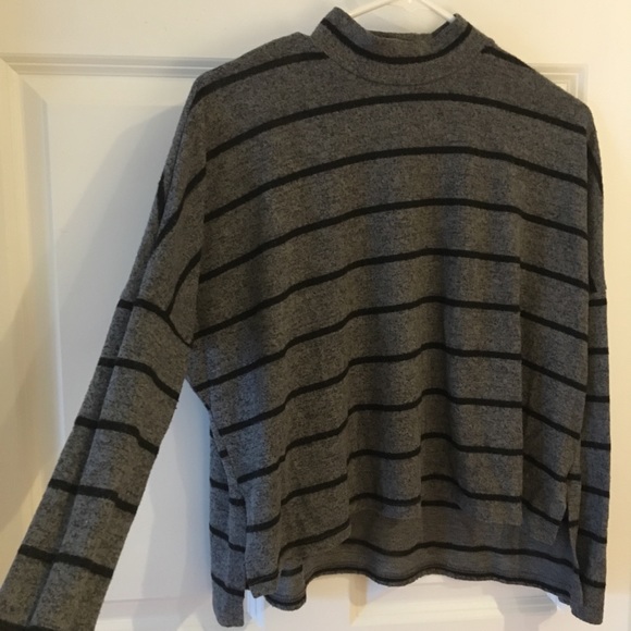 Gray and black striped crop sweater - Picture 2 of 3